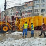 FOTO/VIDEO: S-a surpat şoseaua în centrul Galaţiului! O maşină de gunoi a căzut în groapă