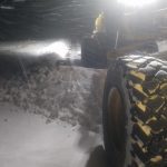 Galaţi: Camion cu butelii blocat în zăpadă. Are şi pană la una dintre roţi