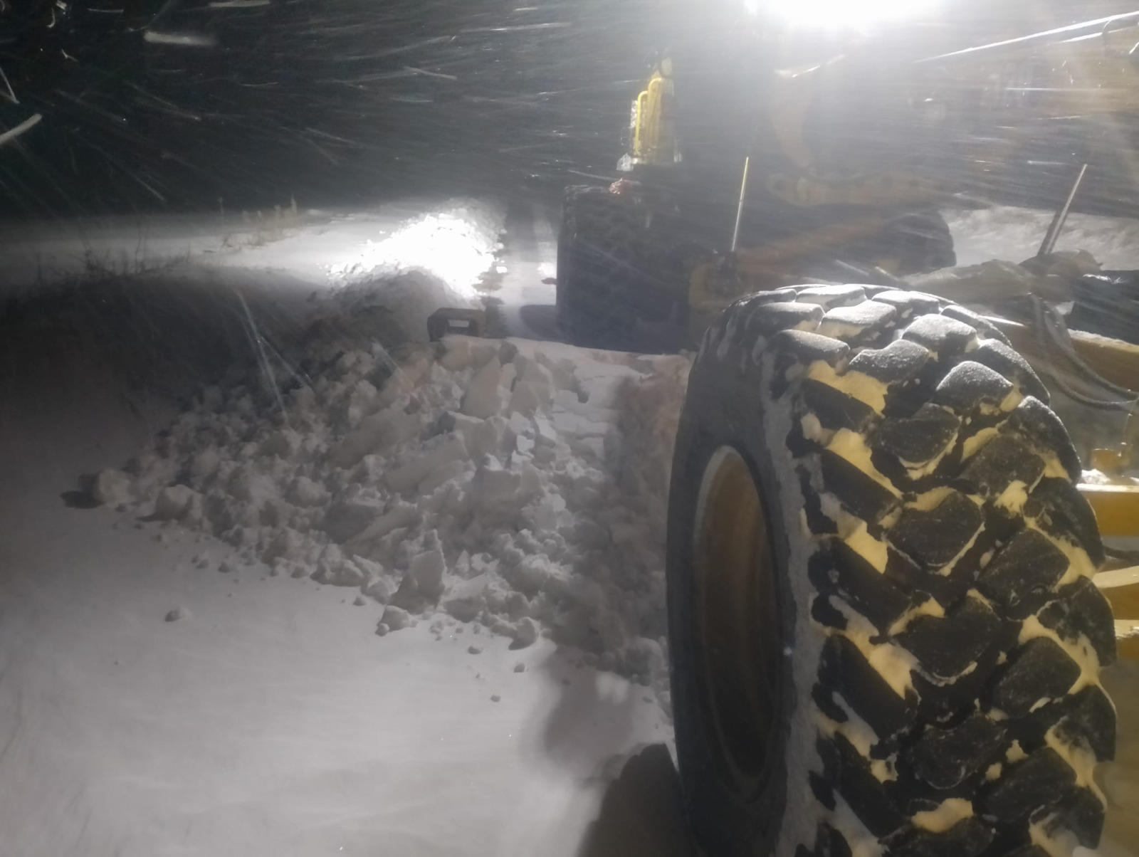 Galaţi: Camion cu butelii blocat în zăpadă. Are şi pană la una dintre roţi