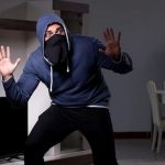 Hoţi cu bun-simţ: În loc să fugă, şi-au cerut scuze! „Am greşit locuinţa”, au spus 3 bărbați prinşi în flagrant, la furat, într-un apartament din Italia