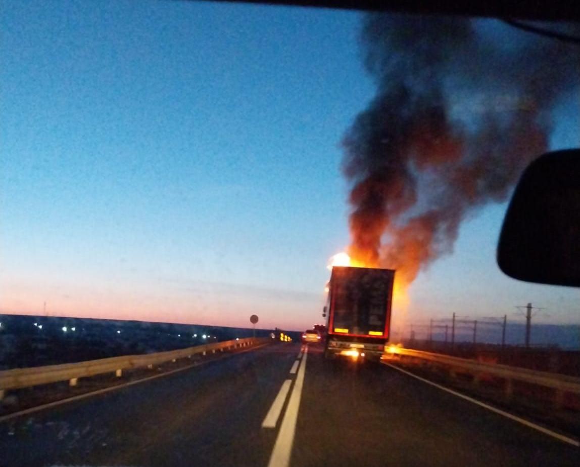 Incendiu în trafic, la Galaţi: un camion încărcat cu cărămidă a luat foc