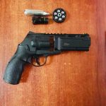 Cu pistolul la locul de joacă! Jandarmii au intervenit într-un părculeţ din Brăila