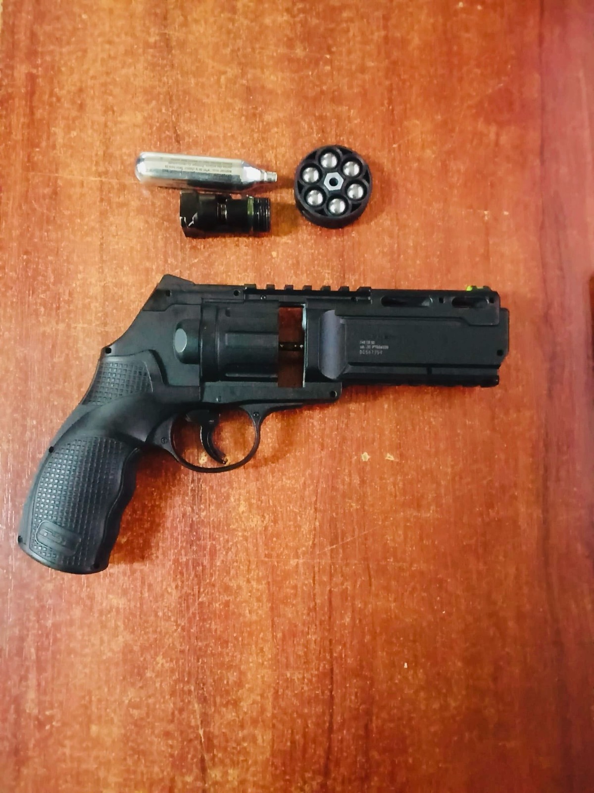 Cu pistolul la locul de joacă! Jandarmii au intervenit într-un părculeţ din Brăila