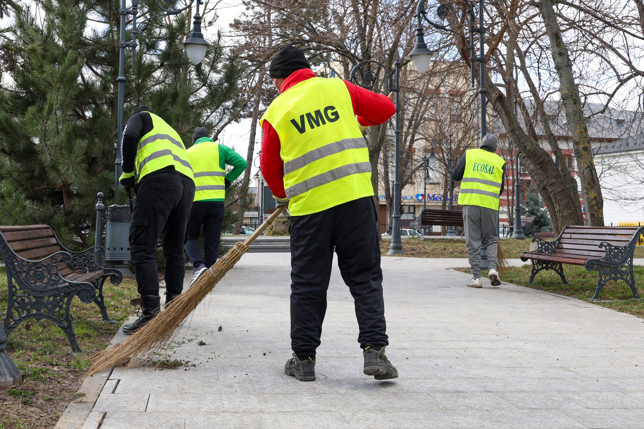A început curăţenia de primăvară în Galaţi. 40 de deţinuţi participă la acţiune
