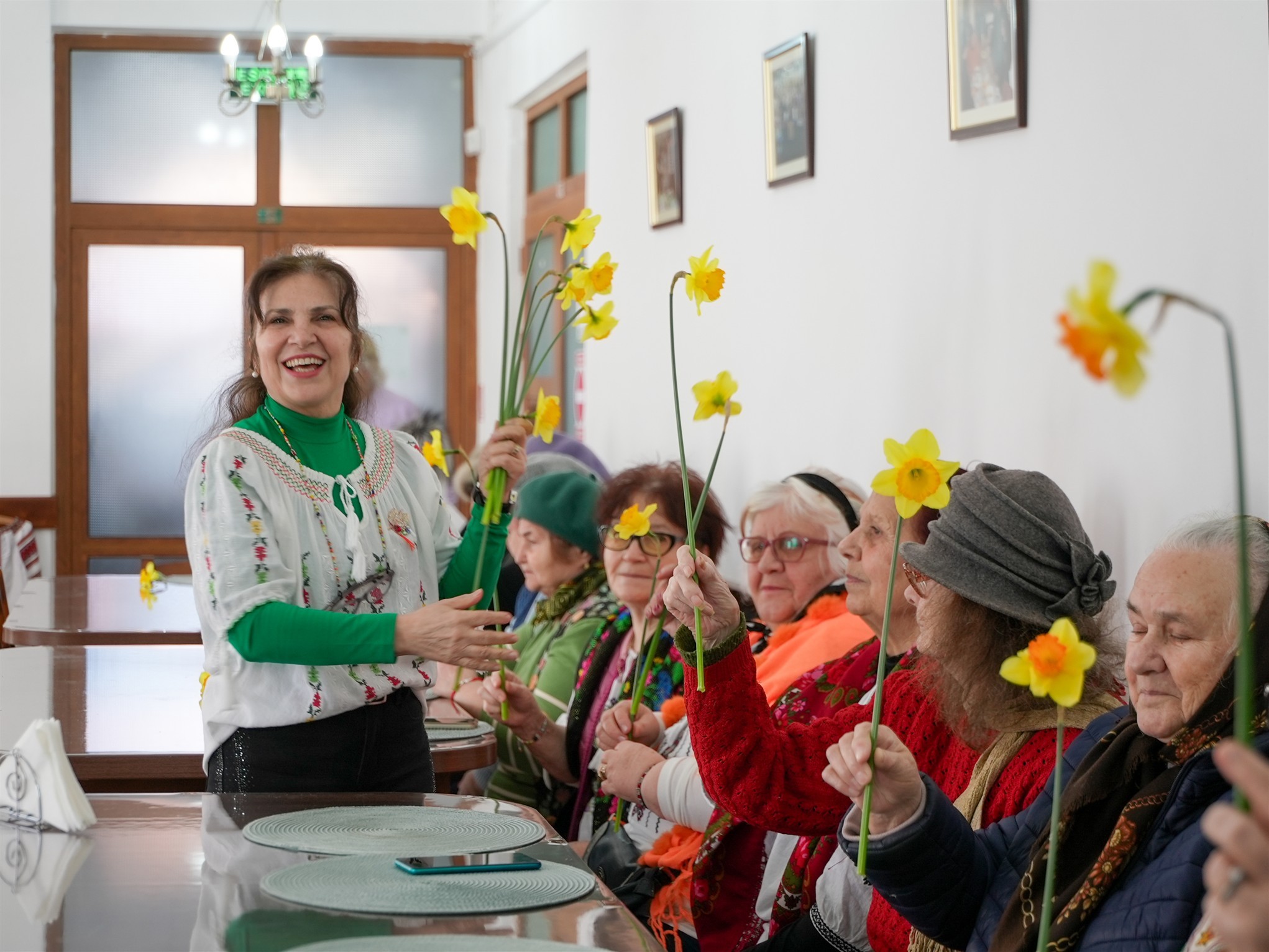 Flori de 8 Martie pentru bunicile de la Centrul „Speranţe pentru vârsta a III-a” Galaţi