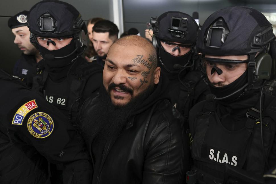 Dani Mocanu şi fratele său au fost aduşi în România sub escortă