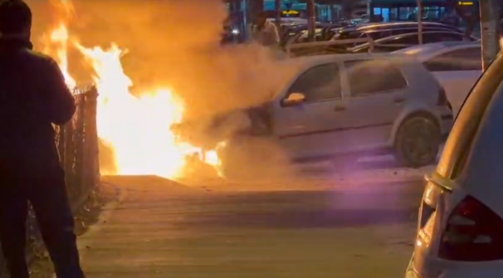 O maşină a luat foc în zona Trei Star, în trafic, iar şoferul a sărit din ea ca să scape cu viaţă.