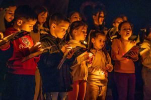Peste 1.000 de copii din Galaţi cântă în stradă la Ora Pământului 2026