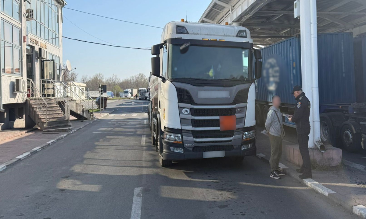 Galaţi: Şofer de TIR prins la frontieră cu permisul suspendat