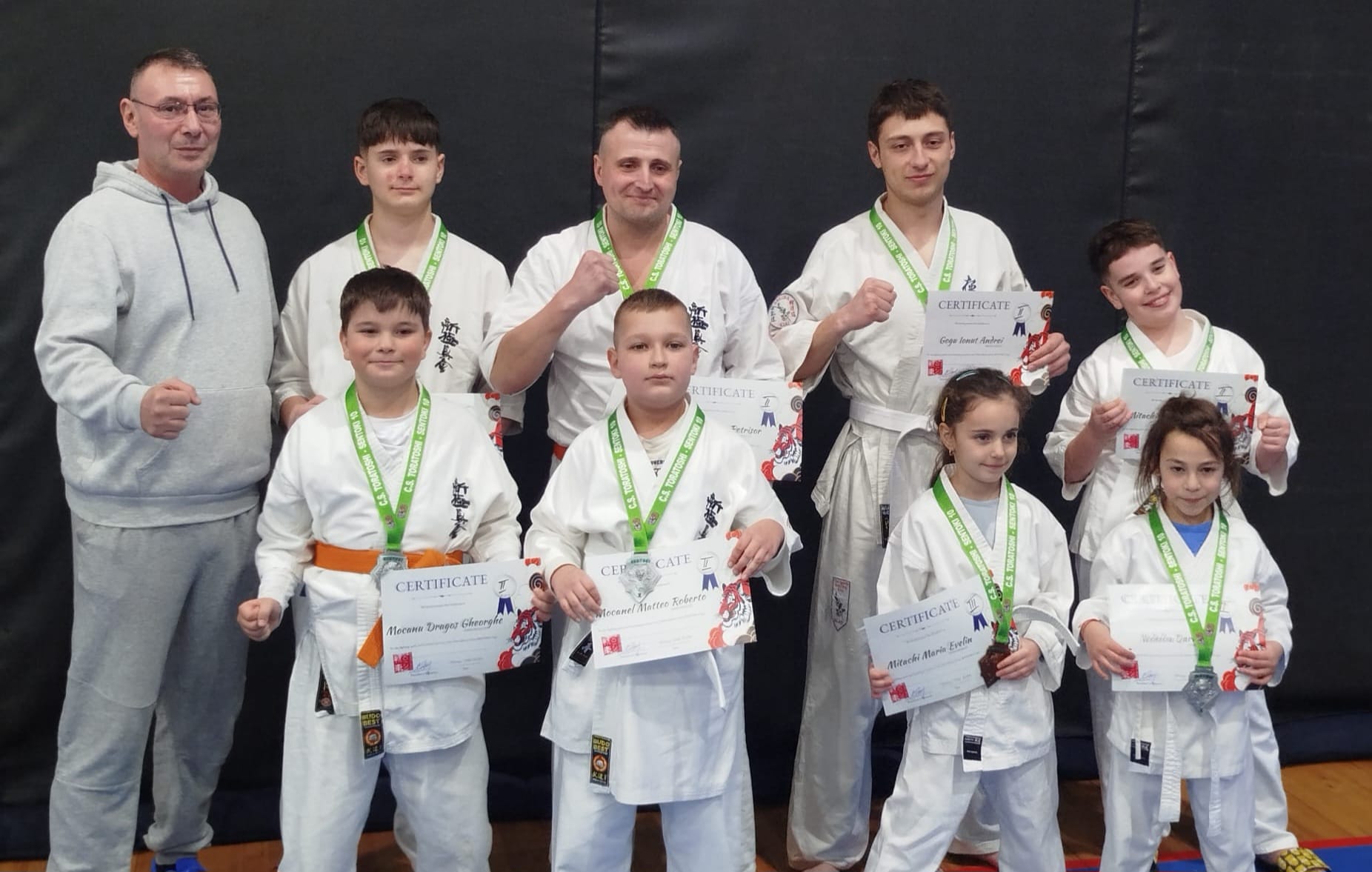 FOTO: Un mărţişor frumos pentru părinţi oferit de karatiştii gălăţeni de la Sakura Kiai la Cupa Sentoki