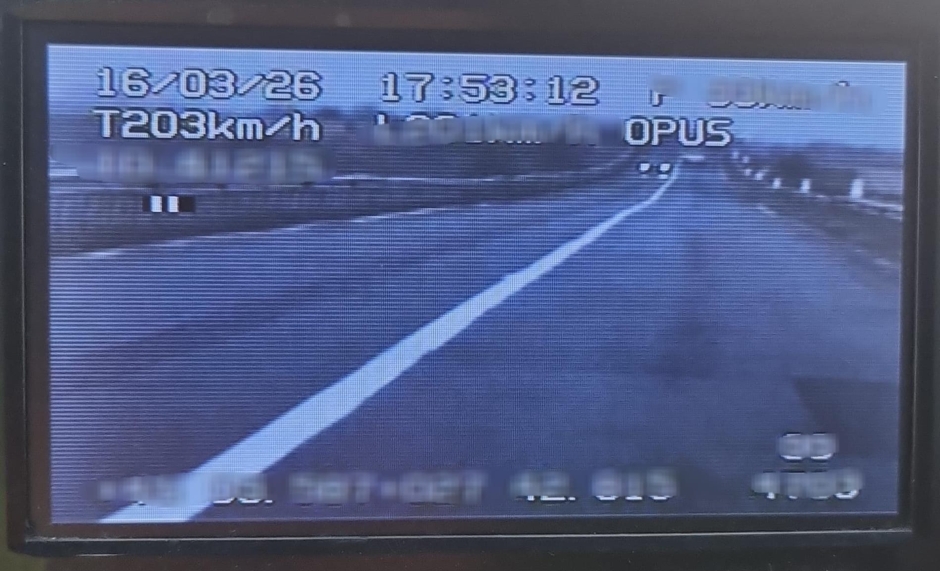 Cursă nebună spre tragedie: Un începător cu 203 km/h şi roata aproape desumflată, oprit de poliţiştii din Brăila