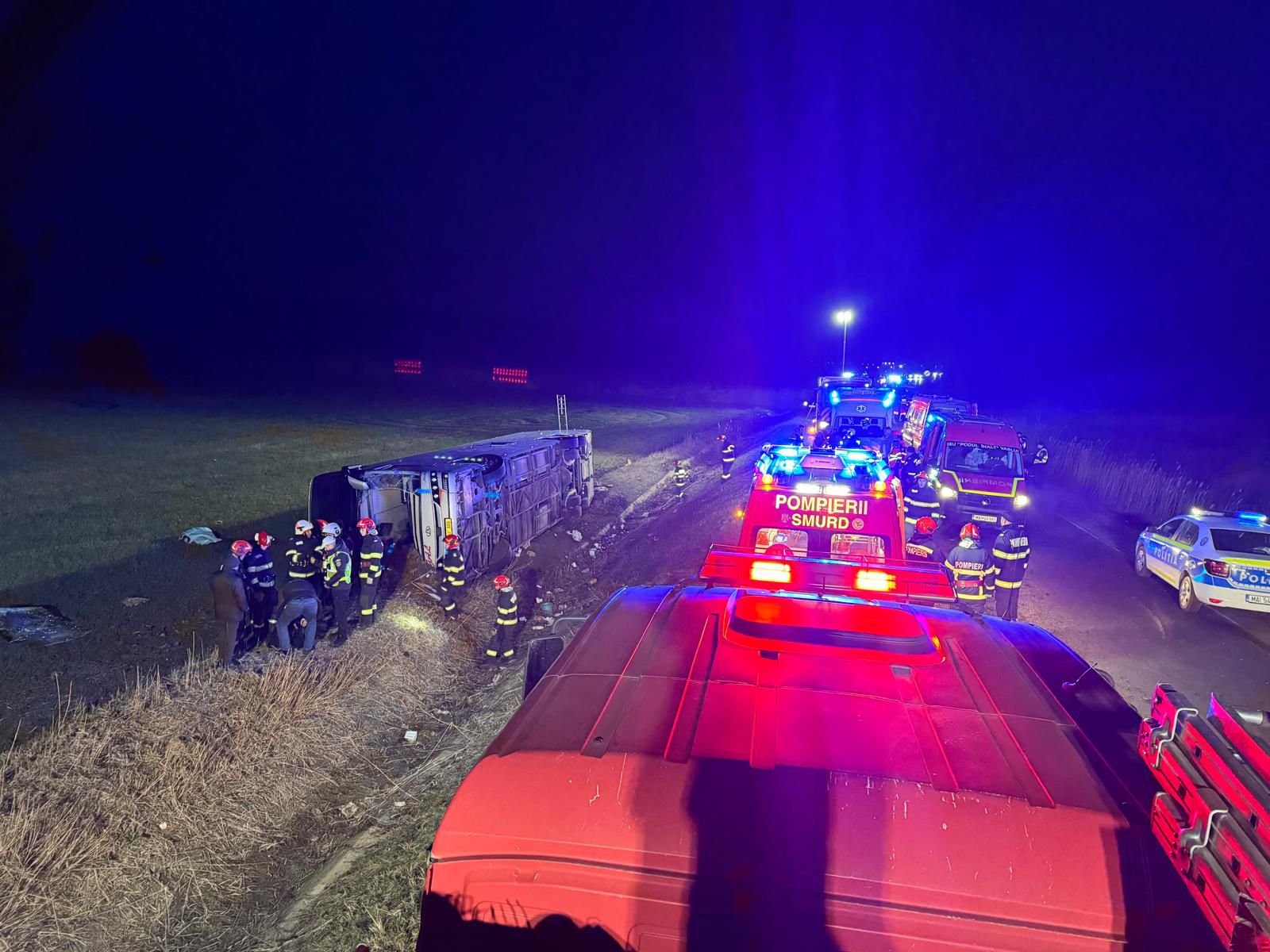 Planul Roşu de Intervenţie activat la Galaţi. Autocar răsturnat între Priponeşti şi Tutova