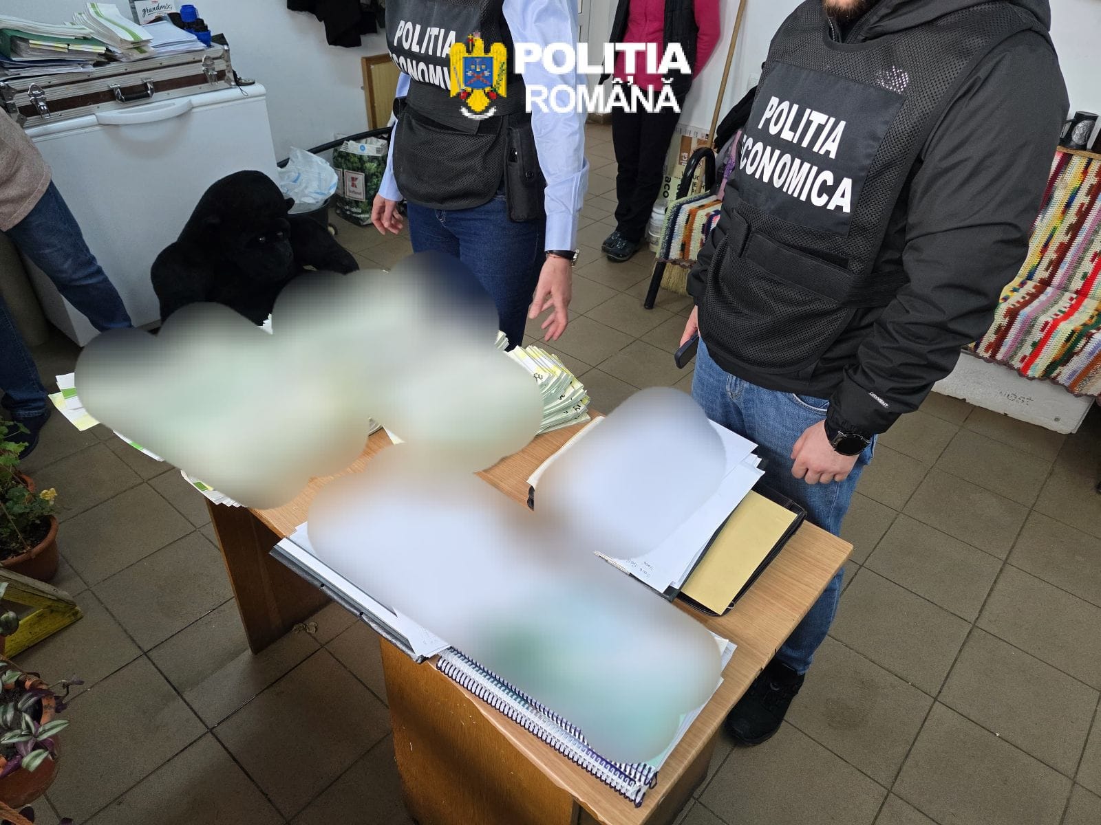 Percheziţii la Grădina Zoo Galaţi: furt din hrana animalelor şi fals în acte