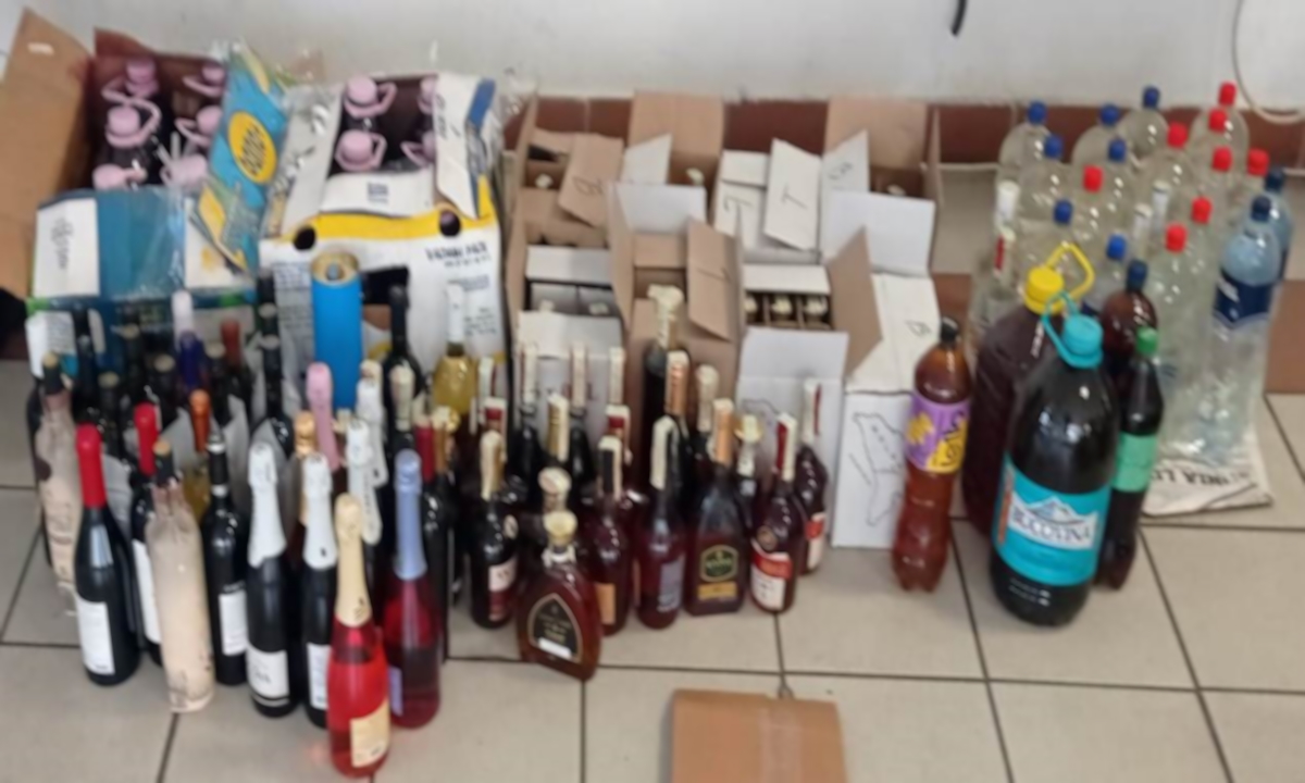 Aproximativ 650 de litri de alcool de contrabandă, descoperiţi într-un autocar spre Italia