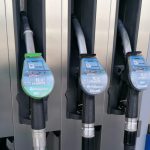 Criza carburanţilor: Guvernul Bolojan limitează marjele, dar evită reducerea directă a preţurilor