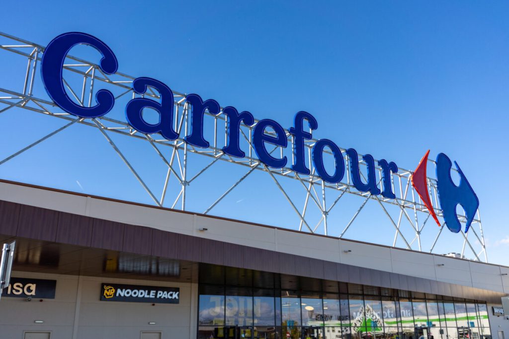 Consiliul Concurenţei analizează preluarea grupului Carrefour România de către Pavăl Holding