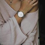 Cum au evoluat accesoriile feminine și de ce bijuteriile și ceasurile rămân piesele centrale ale stilului modern