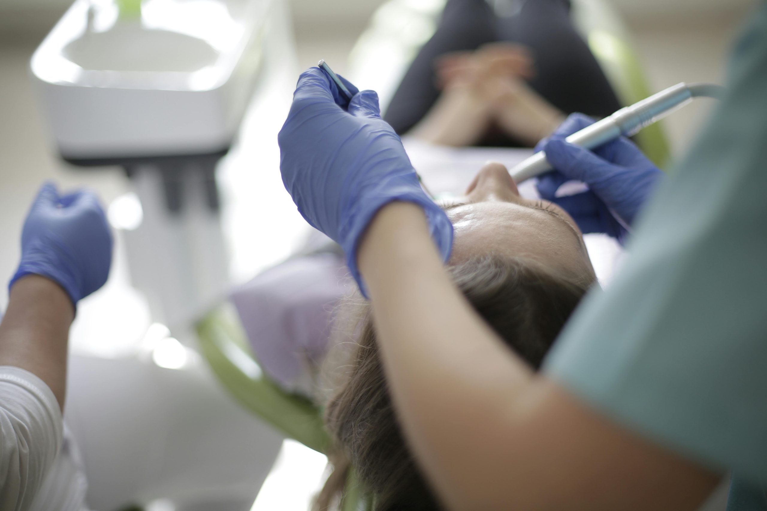 Doar 55% dintre români au fost la dentist în ultimul an. Diferenţele urban–rural persistă