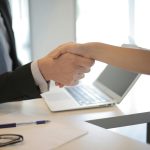Guvernul introduce prime de până la 27.000 de lei pentru tinerii care se angajează