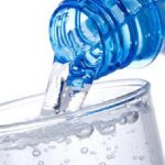 Sticlele reutilizabile de apă, un risc ascuns: cum trebuie curăţate corect