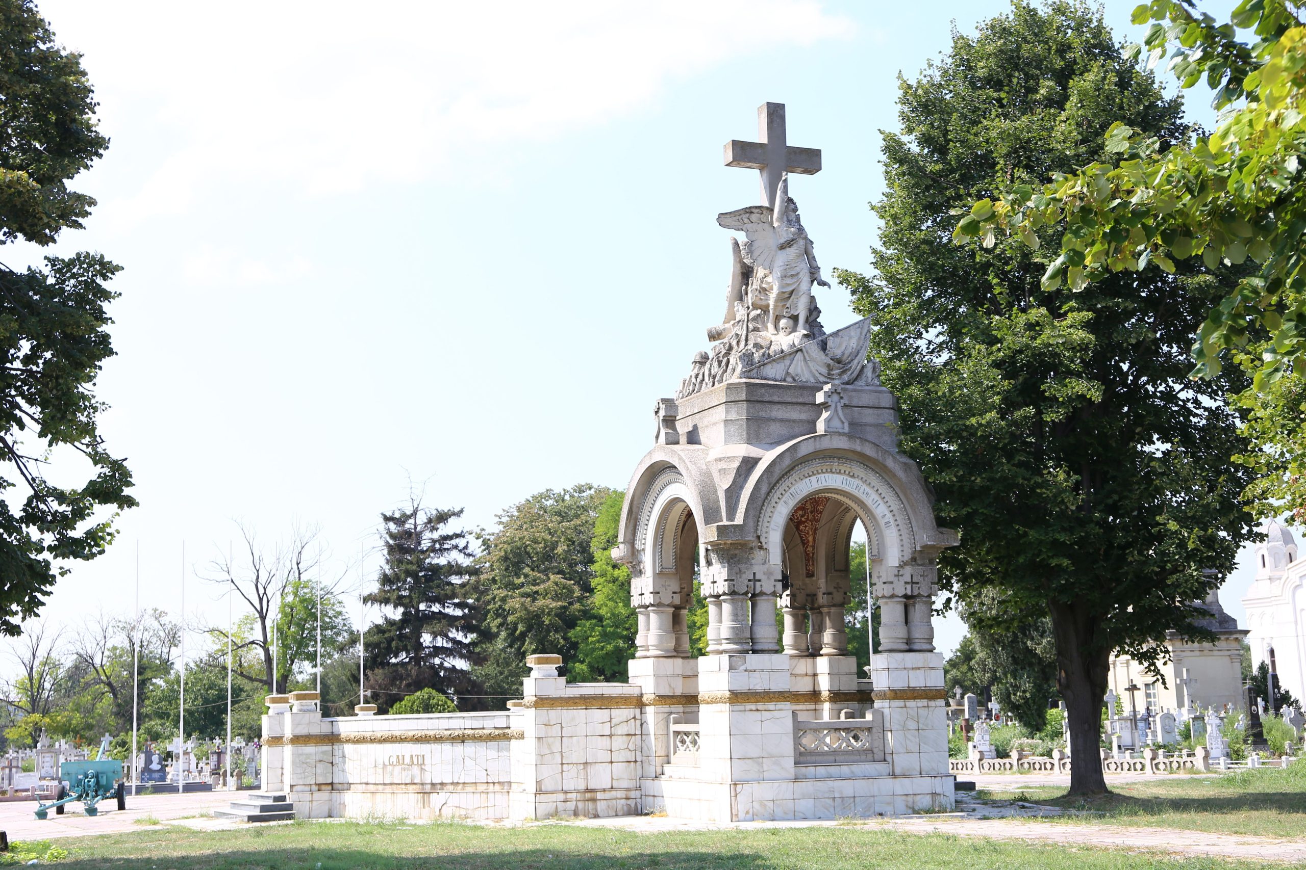 Ziua Forţelor Terestre Române la Galaţi: Ceremonie la Eternitatea şi expoziţie în parcare la mall