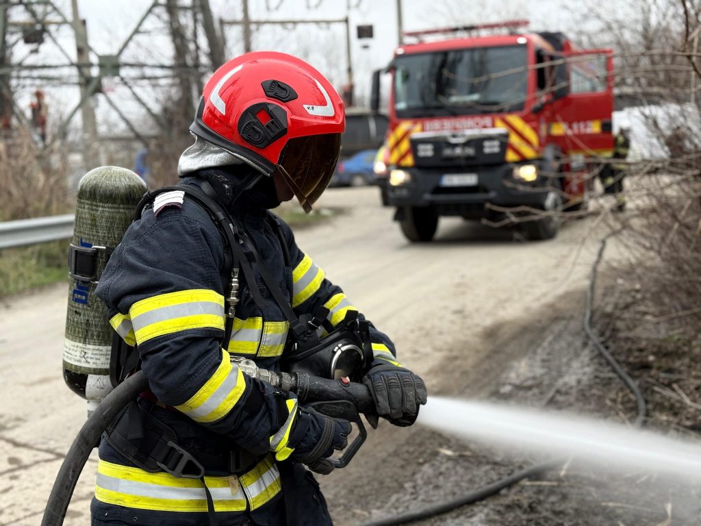 Casă în flăcări la Cudalbi. Bătrân de 98 de ani, în spital cu arsuri grave