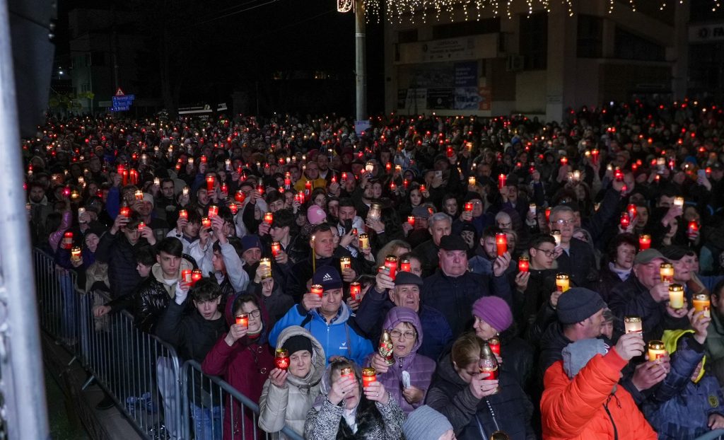 Mii de credincioși au luat Lumină la Catedrala Arhiepiscopală din Galaţi