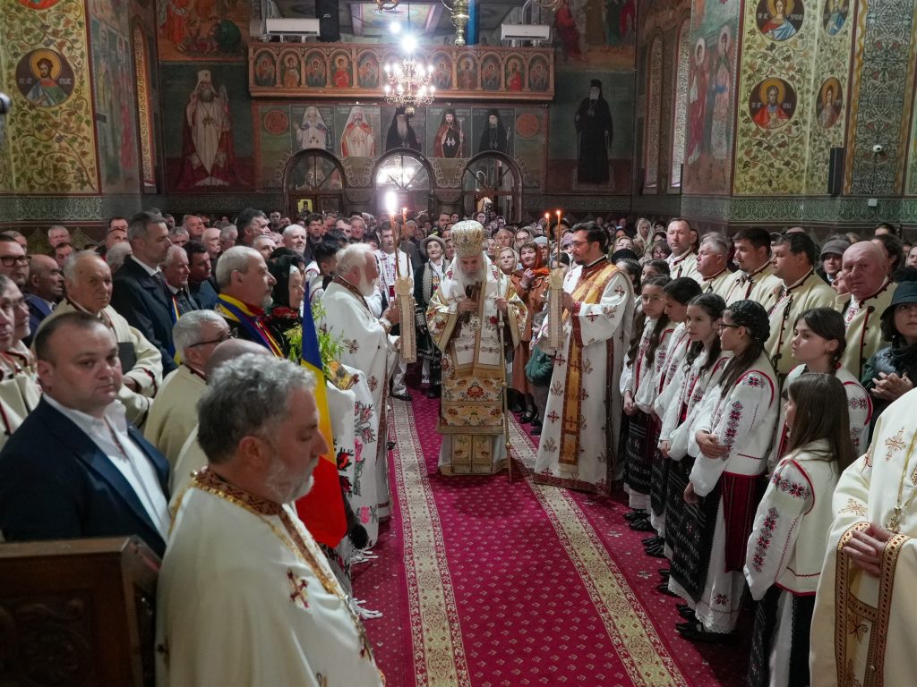 Şi în acest an, slujitorii Sfintelor Altare din Protopopiatul Tecuci, împreună cu mulţimea rugătoare a credincioşilor s-au aflat în unitate sfântă cu ierarhul locului, Înaltpreasfinţitul Părinte Arhiepiscop Casian al Dunării de Jos, la slujba Sfintei Liturghii oficiată în Catedrala „Sfântul Mare Mucenic Gheorghe şi Sfântul Iachint de Vicina” din municipiul Tecuci, cu prilejul hramului.