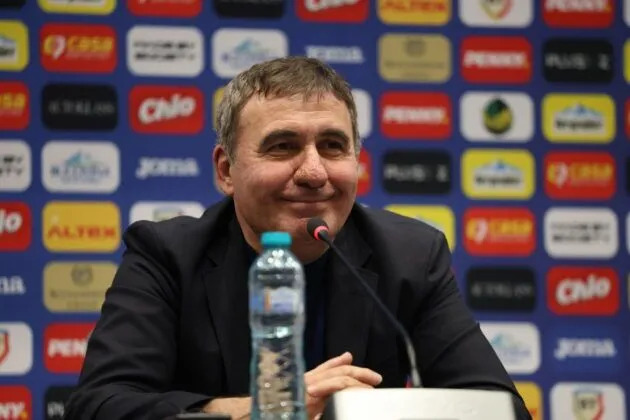 Preşedintele Federaţiei Române de Fotbal, Răzvan Burleanu, a anunţat, luni, într-o conferinţă de presă, că noul selecţioner al României este Gheorghe Hagi, care a semnat un contract valabil pentru următorii patru ani şi că primul său obiectiv este calificarea echipei naţionale la Campionatul European din 2028, care va avea loc în Anglia, Scoţia, Irlanda şi Ţara Galilor.