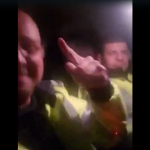 VIDEO: Distracţie cu manele în maşina de poliţie