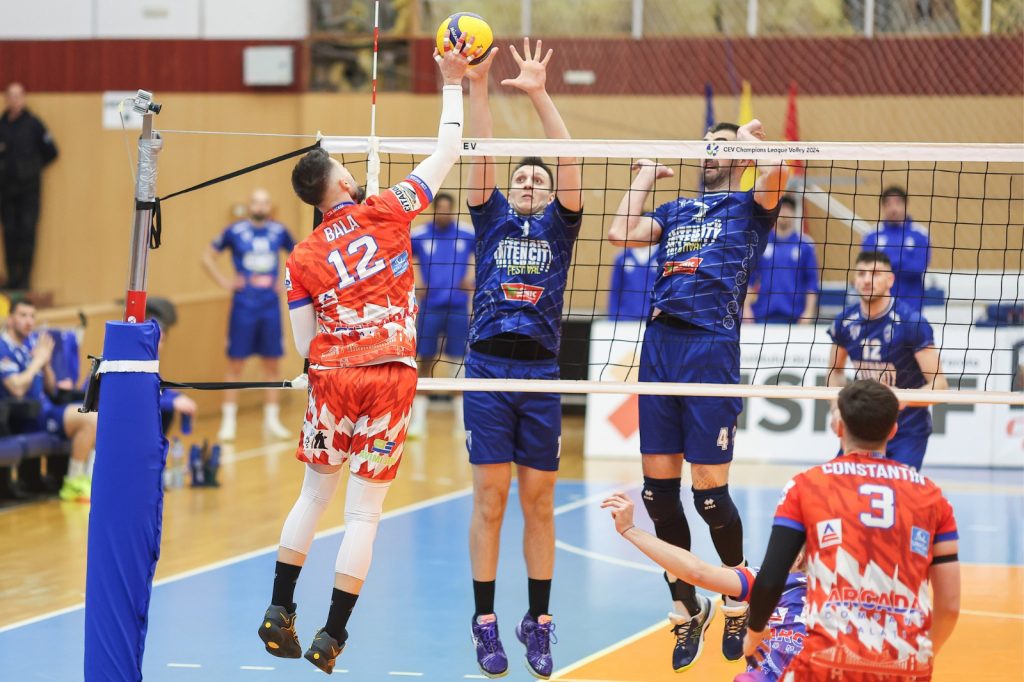 Volei: CSM Arcada Galaţi joacă cu SCM Zalău pentru un loc în finala campionatului