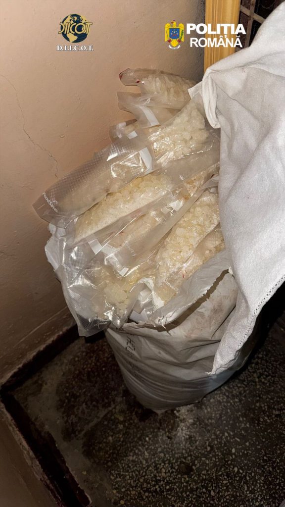8 kilograme de „Cristal” şi alte droguri de mare risc, descoperite de DIICOT în urma unor percheziţii de amploare
