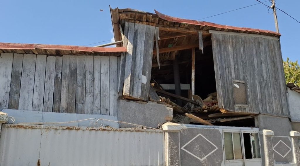 Galaţi: Drona a căzut în gospodăria unui bătrân de 88 de ani imobilizat la pat