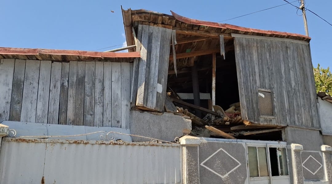 Galaţi: Drona a căzut în gospodăria unui bătrân de 88 de ani imobilizat la pat