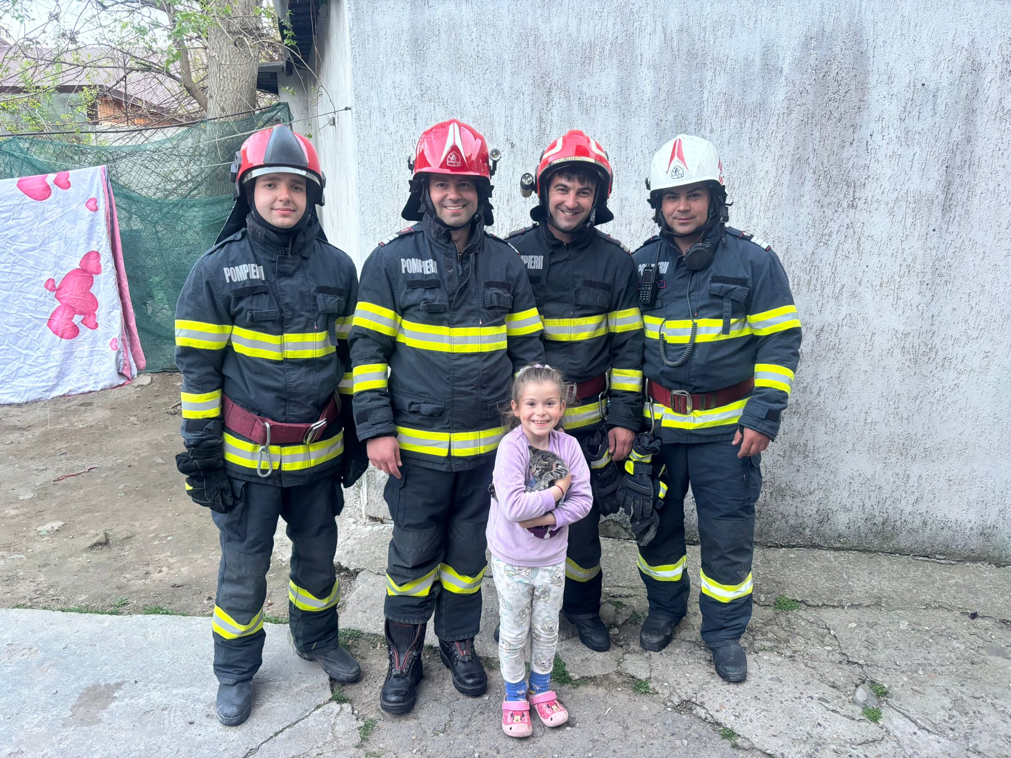 Pisică salvată, copil fericit! Misiune plină de emoţie pentru pompierii ISU Galaţi