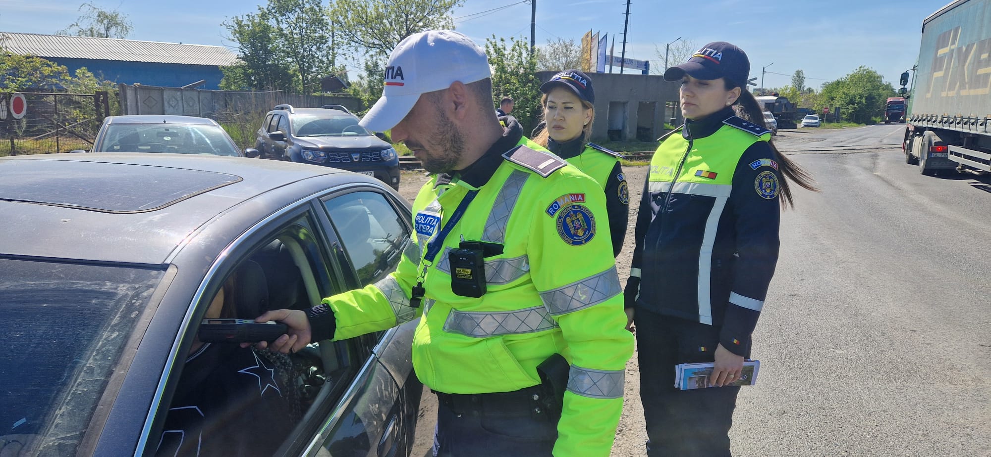 „Trenul nu acordă prioritate!” Peste 30 de amenzi şi permise reţinute în urma unei razii de amploare la trecerile de cale ferată din Galaţi