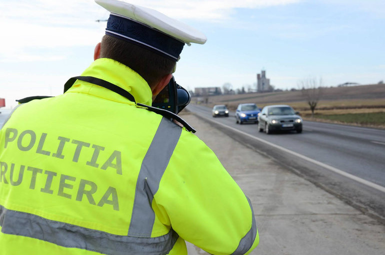 Un poliţist de la Serviciul Rutier din cadrul Inspectoratului de Poliţie Judeţean (IPJ) Galaţi a fost prins de colegi, în timp ce circula cu maşina cu o viteză de 121 de kilometri la oră în localitate, pe un sector de drum unde limita maximă admisă este de 50 km/h.