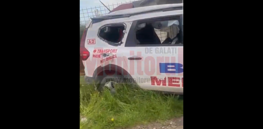 Tecuci: Ambulanţă cu pacienţi de dializă, implicată într-un accident grav. Patru victime transportate la spital