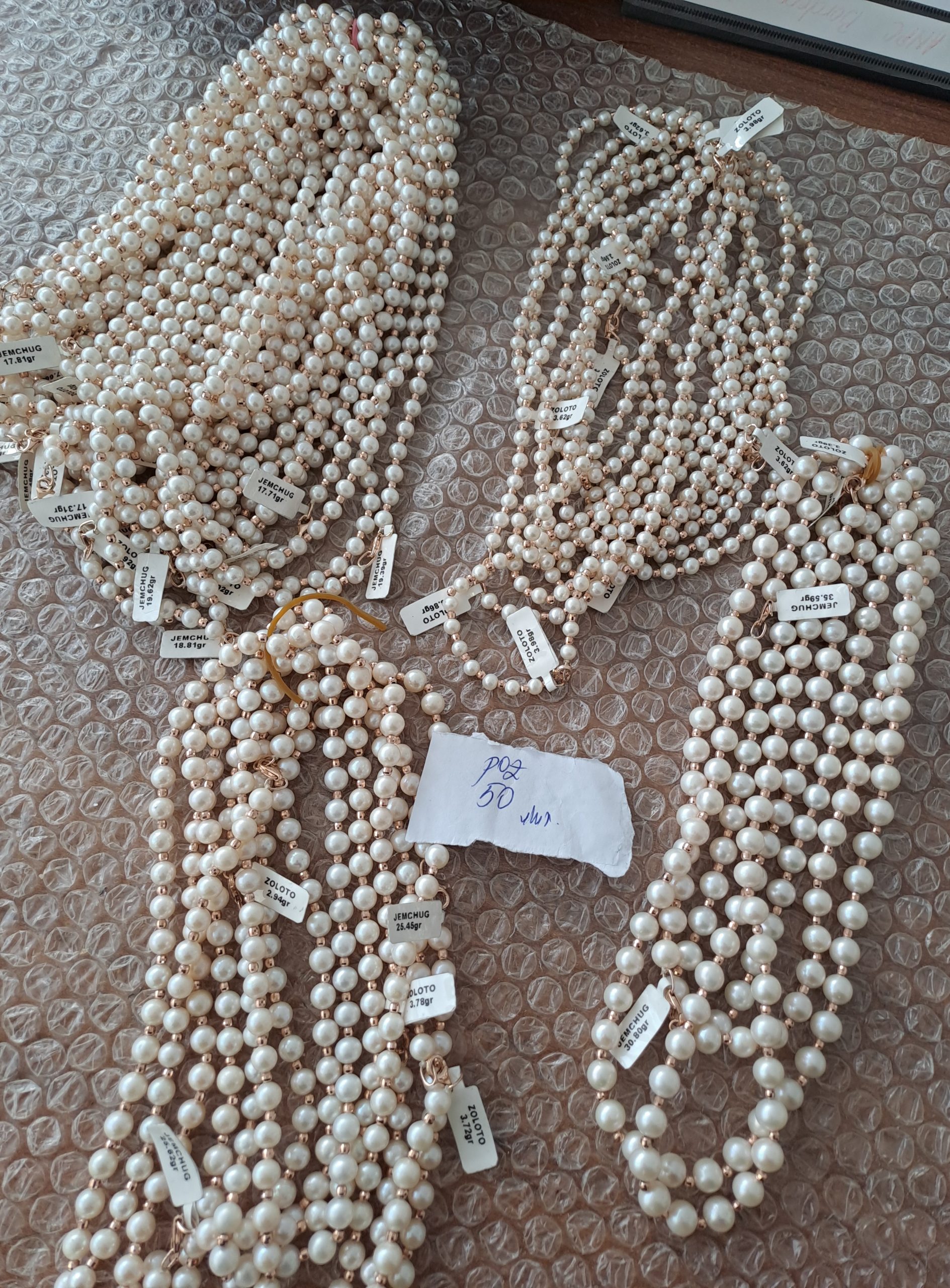 Licitaţie spectaculoasă cu bijuterii, la Galaţi: aproape 20 kg de aur şi mii de perle