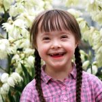 România decontează consilierea psihologică pentru părinţii copiilor cu autism şi sindrom Down