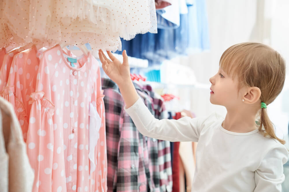 Hainele de fast-fashion pentru copii, suspectate că ar conţine plumb: riscuri ascunse pentru sănătate
