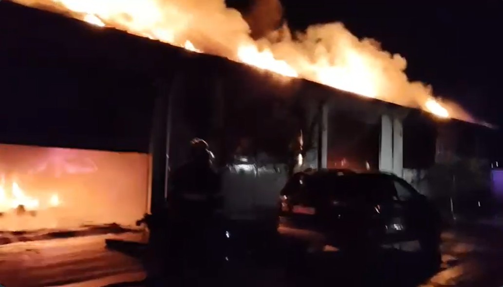 VIDEO: Service auto în flăcări, la Şendreni