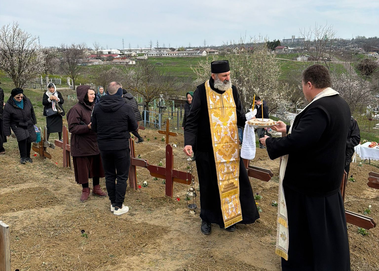 Galaţi: Parastat pentru oamenii singuri înmormântaţi la Fileşti