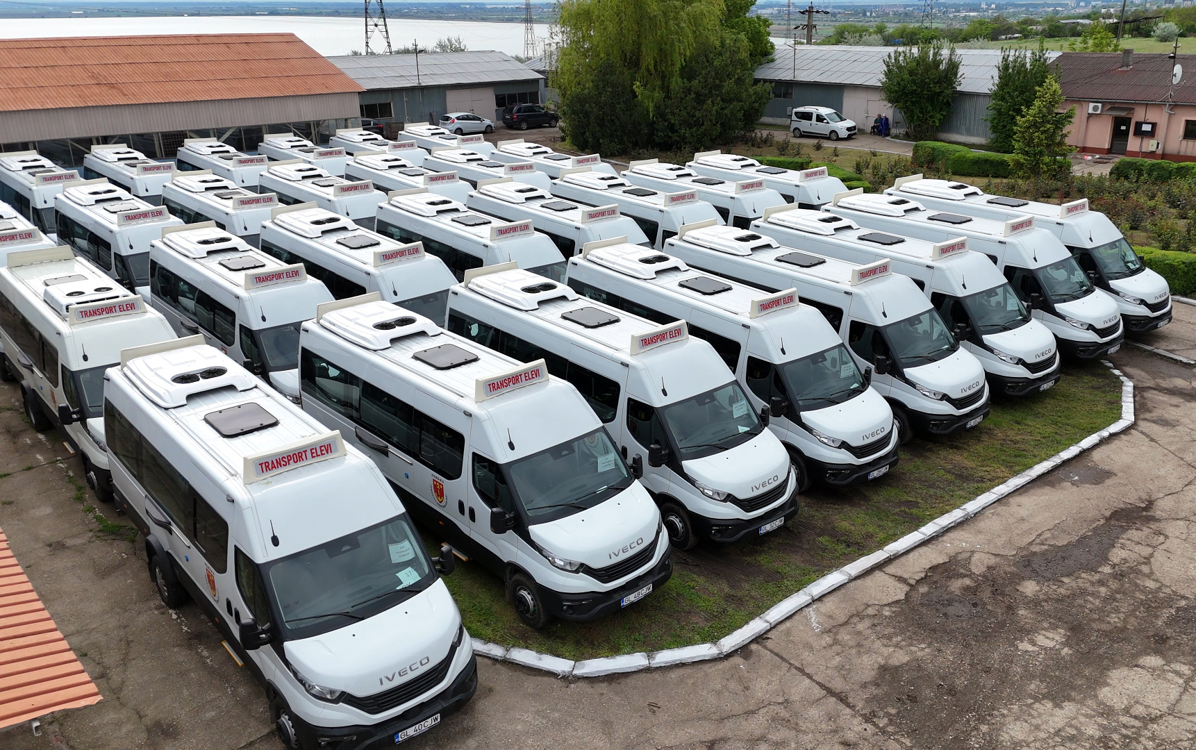 Galaţi: 30 de primării din judeţ au primit cheile noilor microbuze şcolare