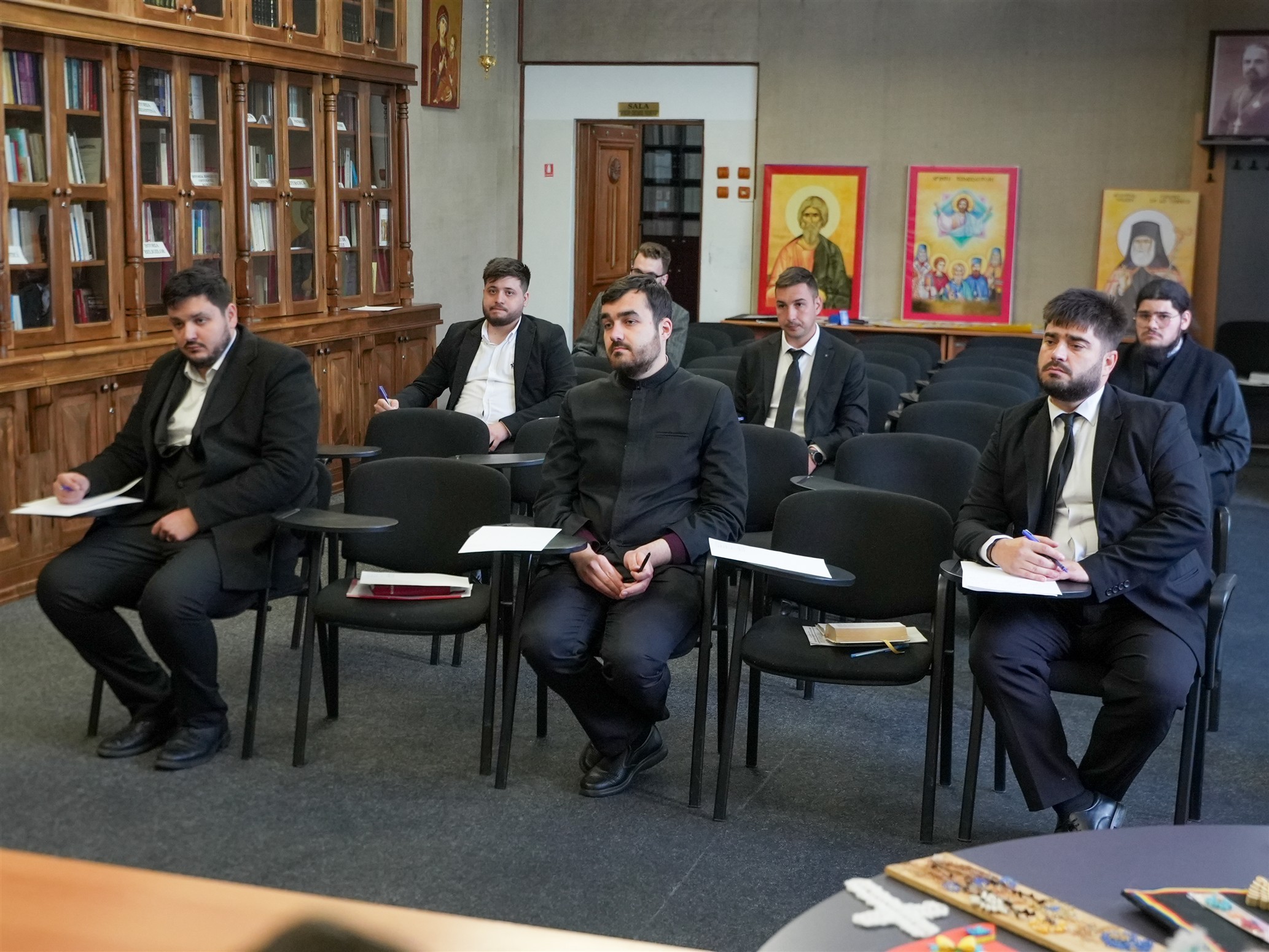 Cine sunt viitorii preoţi din Galaţi? Şapte tineri teologi au trecut examenul pentru altar