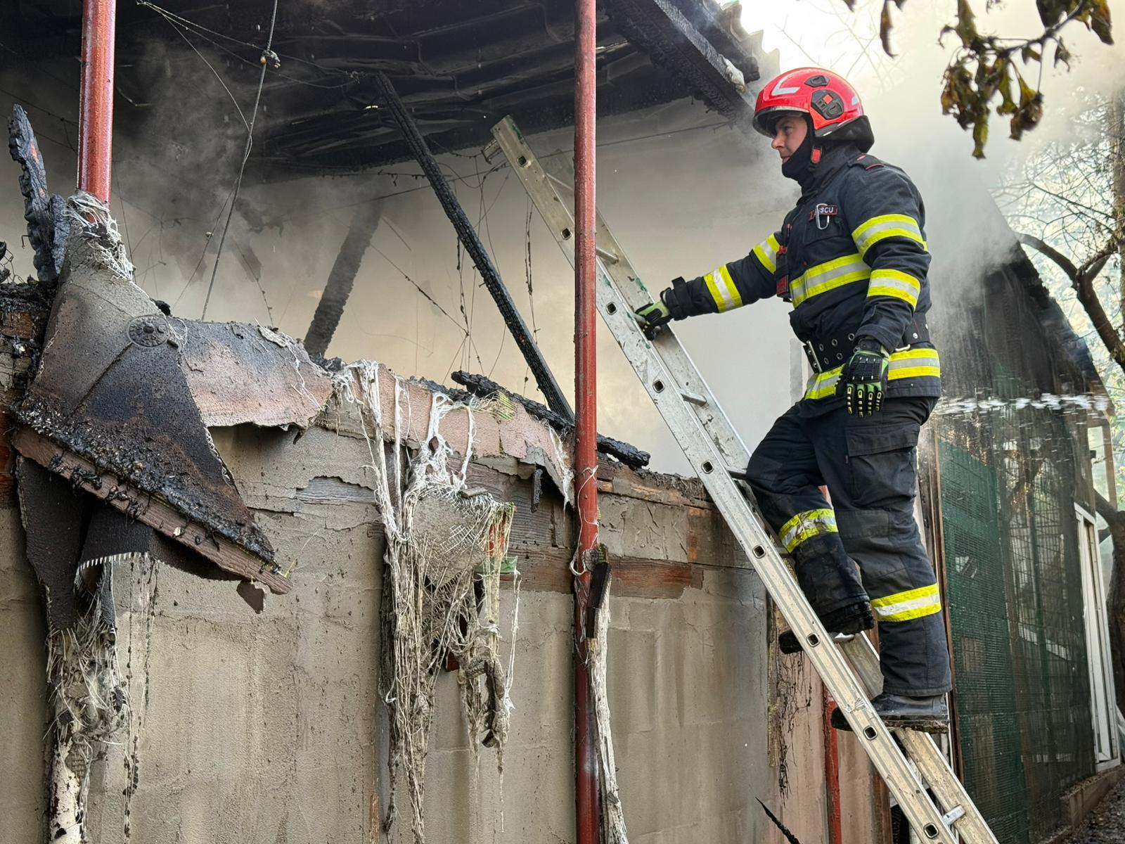 VIDEO: Incendiu izbucnit la o anexă gospodărească în municipiul Tulcea