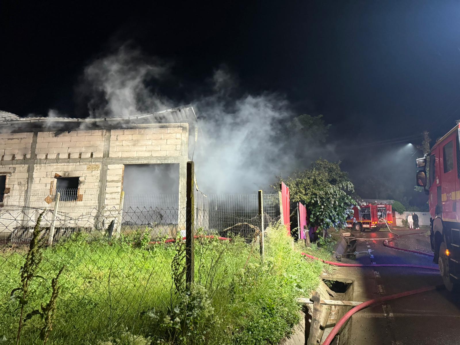VIDEO: Incendiu, provocat cel mai probabil de un trăsnet, la Nărţeşti