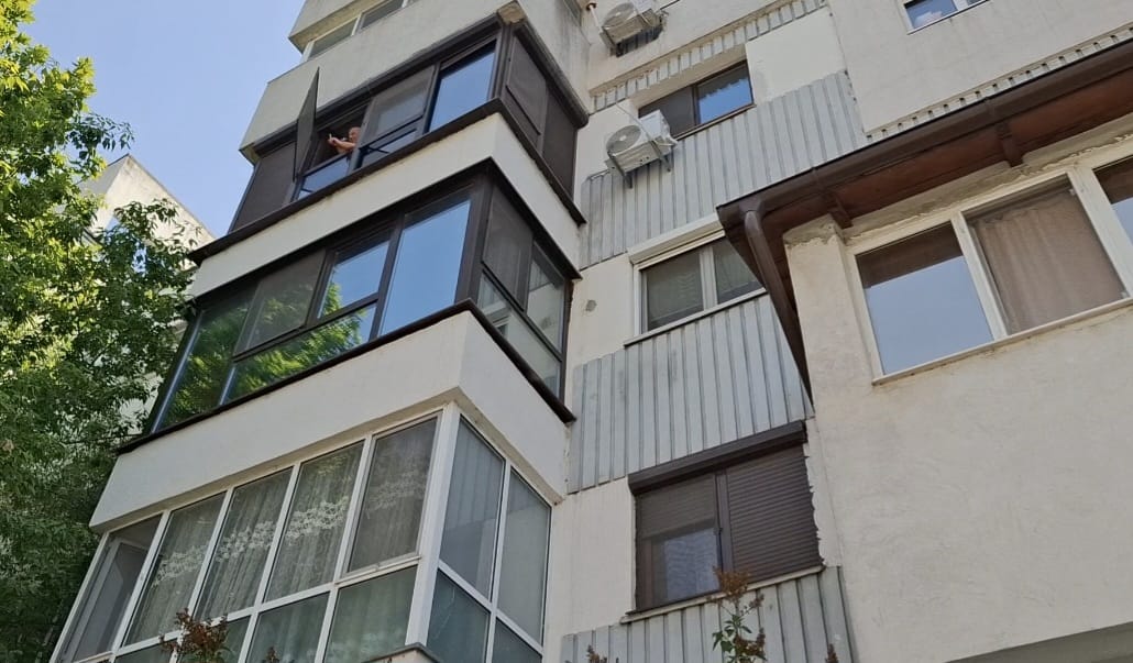 Brăila: Copilă de 2 ani căzută de la etaj, din apartamentul bunicilor