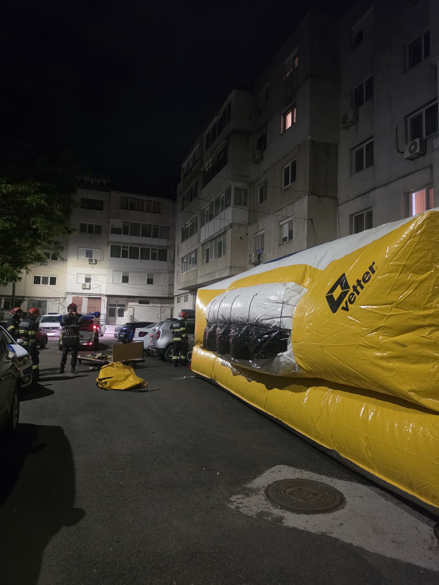Brăila: Mobilizare masivă de forţe pe Calea Călăraşilor după ce un bărbat băut a ameninţat că se aruncă de la etajul 4