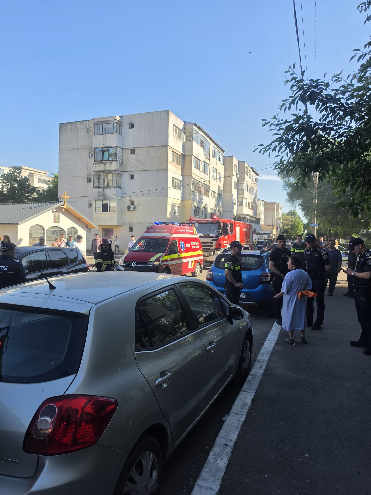 Incendiu la subsolul unui bloc din Brăila: doi muncitori şi locatarii de la parter s-au autoevacuat de urgenţă